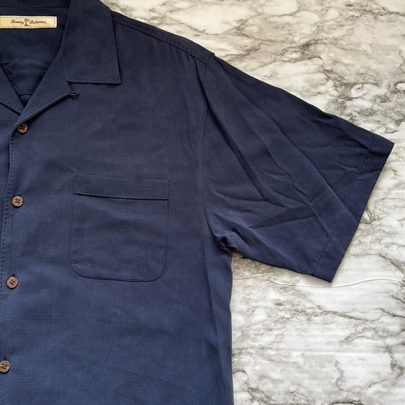 Tommy Bahama 100% silk button down shirt, size small - Picture 4 of 7